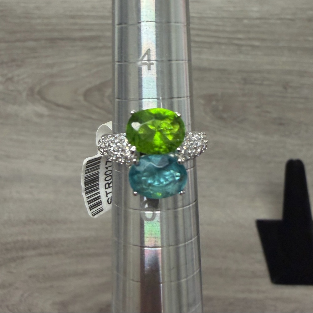 Elegant Sterling Silver and Green Gemstone Ring .925‎